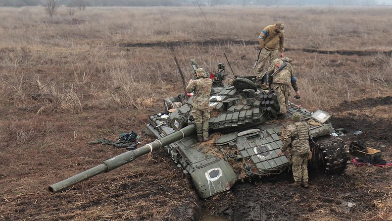 Panssarivaunu jumissa Ukrainassa huhtikuussa.
