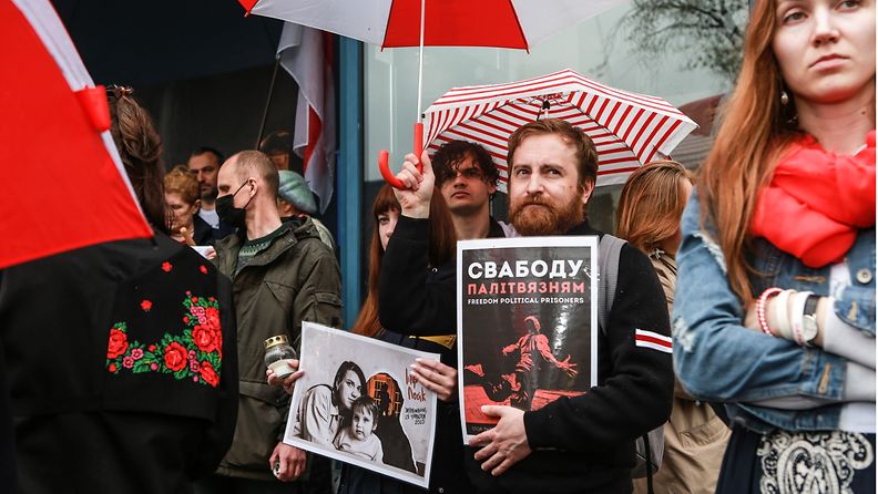 Valko-Venäjän poliittisten vankien muistopäivän mielenosoitus Vilnassa toukokuun lopussa, kuvassa oikealla vapautettu poliittinen vanki Zmitser Furmanov.