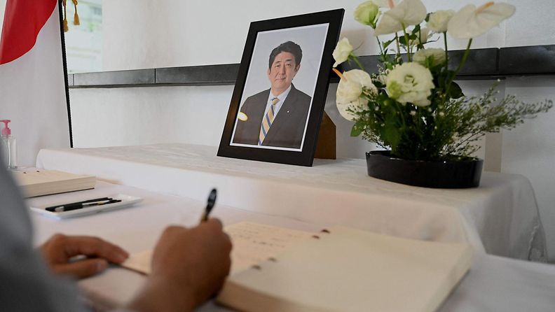 Japanilainen kirjaa sanoja muistokirjaan entiselle pääministerille Shinzo Abelle.