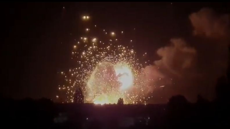 Kuvakaappaus videolta, jossa väitetään näkyvän ammusvaraston räjähdys Etelä-Ukrainassa.