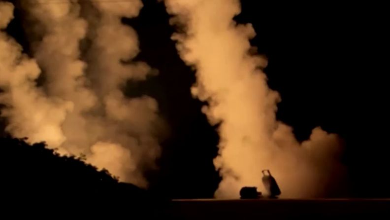 HIMARS-raketinheitin ampuu yöllä Ukrainassa. Kuvakaappaus Ukrainan julkaisemalta videolta.