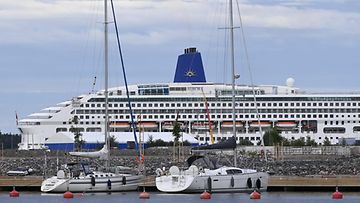 P&O Cruises -yhtiön Aurora-risteilyalus Hernesaaressa Helsingissä 18. heinäkuuta 2022.
