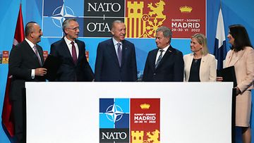 Stoltenberg, Erdogan, Niinistö ja Andersson yhteiskuvassa yhteisymmärryssopimuksen jälkeen Madridissa kesäkuussa 2022.