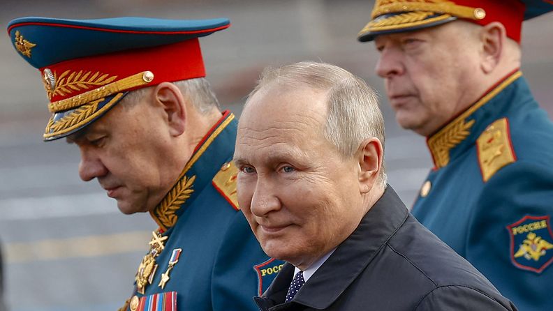 Putin ja kenraaleja voitonpäivän paraatissa  toukokuussa 2022.