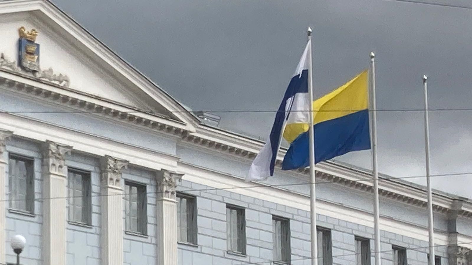 Ukrainan lippu nostettiin väärin päin salkoon Helsingin kaupungintalolla -  