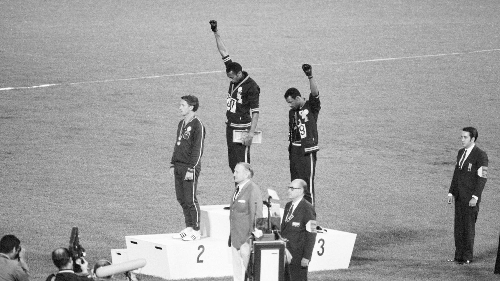 Historian ikonisimmista yleisurheilukuvasta 54 vuotta, olympiasankarit yhä  ilman anteeksipyyntöä 