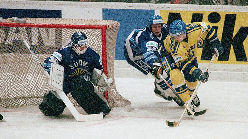 Mats Sundin vie Jyrki Lummetta ja Markus Kettereriä vuoden 1991 MM-kotikisoissa.
