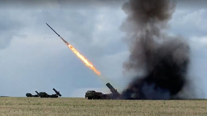 Ukrainan raketinheitin tulittaa elokuussa 2022.