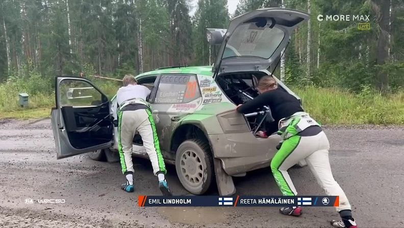 Emil Lindholm ja Reeta Hämäläinen työntävät autoa 2022