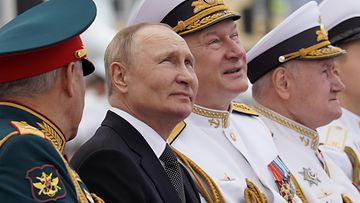 Vladimir Putin heinäkuussa 2022 laivaston paraatissa.