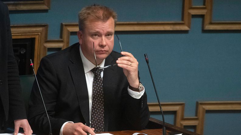 Antti Kaikkonen eduskunnassa toukokuussa 2022.