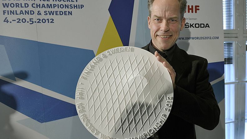 Kuvanveistäjä Tapio Kettunen esittelee suunnittelemaansa Jääkiekon 2012 MM-kisojen 'Winning Goal' -palkintomitalia.