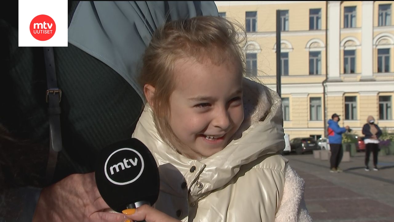 Laulullaan maailmaa koskettanut 7-vuotias ukrainalainen Amelia esiintyy ...