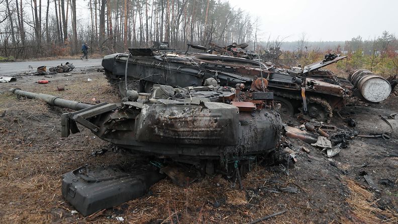 Tuhoutunut venäläinen panssarivaunu Ukrainassa huhtikuussa 2022.