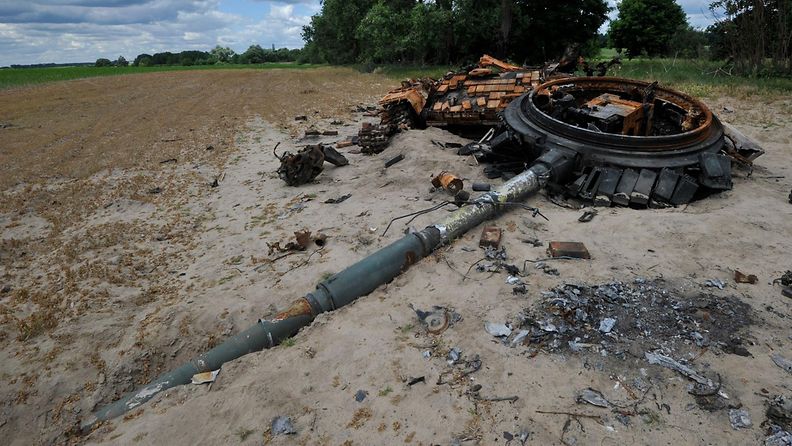 Tuhoutunut Venäjän taistelupanssarivaunu Kiovan alueella. Kuva on julkaistu kesäkuussa 2022.