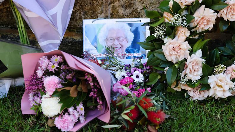 EPA Kuningatar Elisabetiä on muistettu Australiassa muun muassa seppelein.