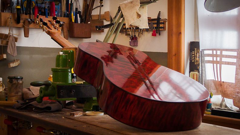 Keijo Korelinin rakentama loimukoivuinen kitara