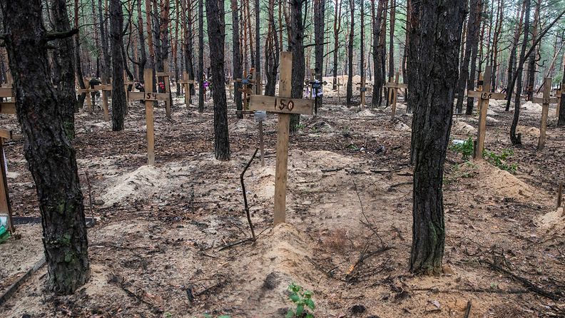 Izjumista löydetty joukkohauta metsän keskellä Ukrainassa 15. syyskuuta 2022.