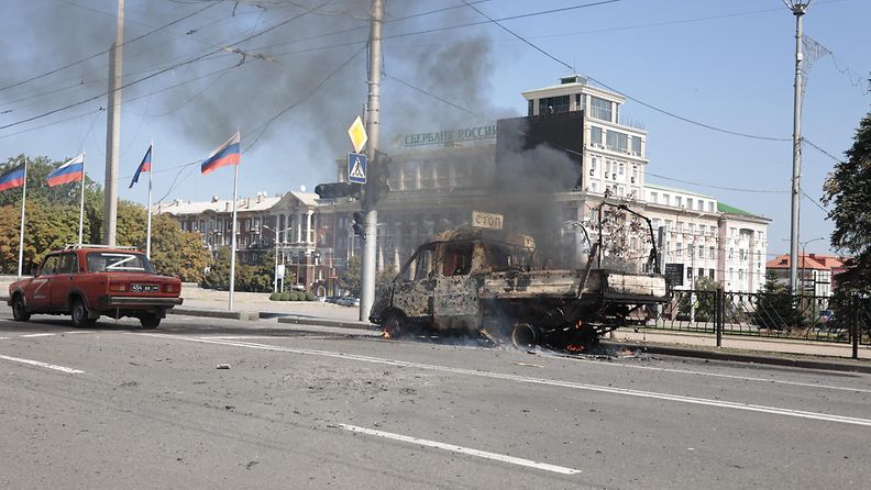 Palava ajoneuvo Leninin aukion edustalla Donetskin kaupungissa 17.9.2022.
