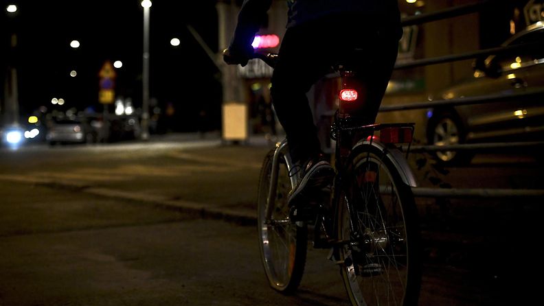 LK 19.9.2022 Polkupyöräilijä liikenteessä pimeällä. Valot, heijastimet