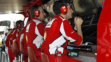 Ferrarin väki mietteliäänä. Stefano Domenicali kuvassa toinen oikealta.