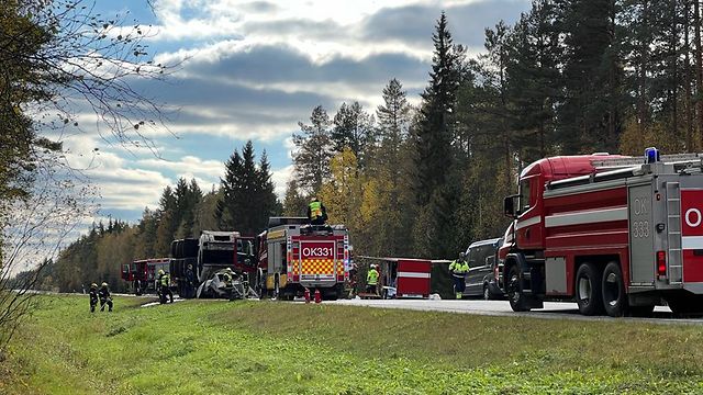 Mies Kuoli Henkilöauton Ja Rekan Kolarissa Nelostiellä Tyrnävällä ...