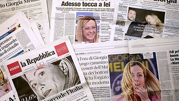 LK 26.9.2022 Italian veljet -puolueen selvä vaalivoitto varmisti Giorgia Melonin nousevan maan seuraavaksi pääministeriksi. Kuvassa Italian median uutisia aiheesta.