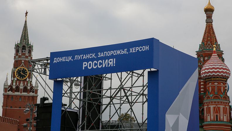 Moskovan Punaisella torilla valmistaudutaan juhlaseremoniaan, kun Venäjä liittää Ukrainan miehitettyjä alueita itseensä.