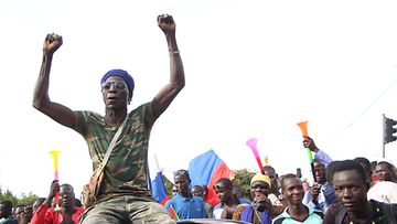 Ihmisiä kerääntyi kadulle Ouagadougoussa, Burkina Fasossa, kun huhut vallankaappauksesta alkoivat levitä.