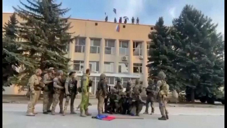 Lauantai-iltana Ukrainan maahanlaskujoukkojen 81. prikaati julkaisi videon, jossa ukrainalaissotilaat repivät Venäjän liput rakennuksen katolta ja heittävät maahan. Tilalle he nostavat Ukrainan lipun.