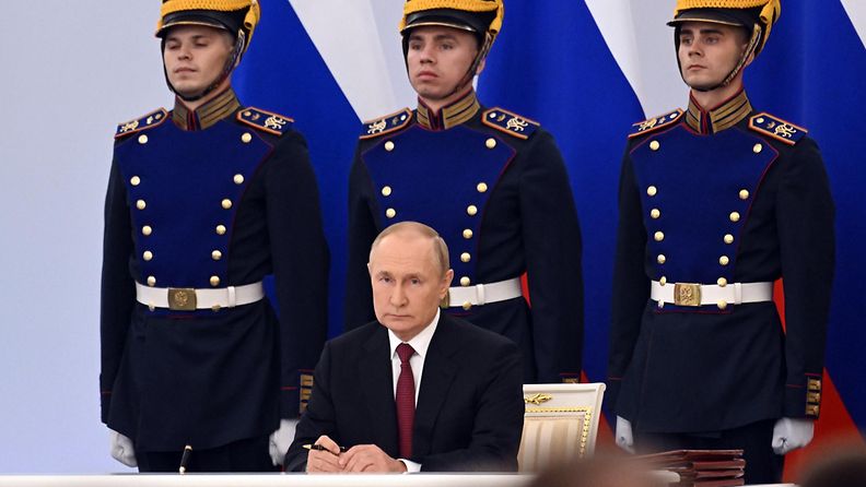 Vladimir Putin allekirjoitti miehitettyjen alueiden liittämissopimukset Kremlissä 30. syyskuuta 2022.