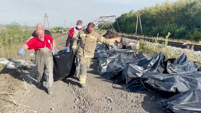 Siviilikulkuetta tulitettiin lähellä Kurylivkan kylää Ukrainassa syyskuun lopulla. Ukrainan pelastustyöntekijät laittoivat 1.10. menehtyneitä ruumissäkkeihin.