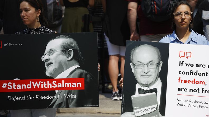 Salman Rushdie -kylttejä kirjailijan tueksi järjestetyssä tilaisuudessa elokuussa 2022.
