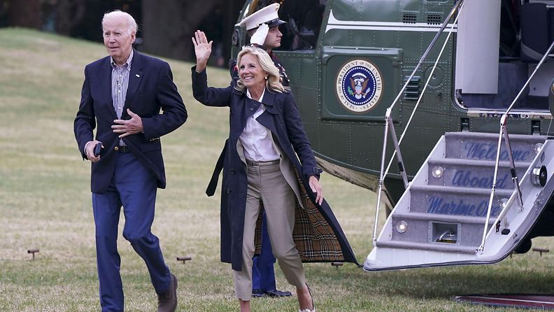 Joe ja Jill Biden 5. lokakuuta astumassa ulos helikopterista.