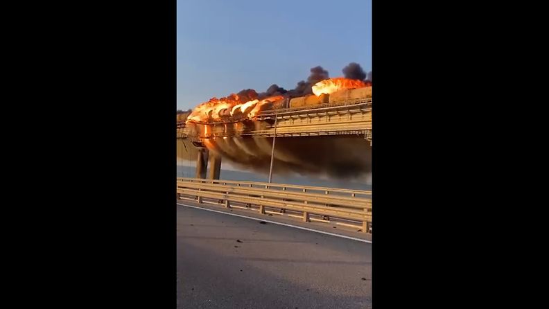 Kuvakaappaus Krimin niemimaan ja Venäjän yhdistävän sillan tulipalosta