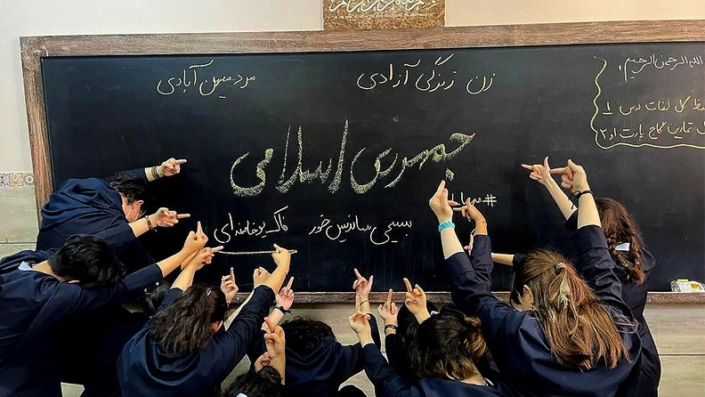 Iranilaiset oppilaat protestoivat koulussa 2. lokakuuta.
