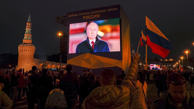 Presidentti Putinin kuva näkyy ruudulla Moskovassa.