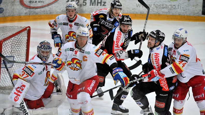 Vasemmalta, Jokerien maalivahti Eero Kilpeläinen, Teemu Eronen, kapteeni Ossi Väänänen, JYP:n Miika Lahti, Tuomas Pihlman, Antti-P Jaatinen sekä Jokerien Antti Kerälä (oik.) vauhdidssa jääkiekon SM-liigan viidennessä välieräottelussa JYP vs Jokerit Jyväskylässä 11. huhtikuuta 2012.