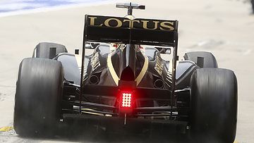 Kimi Räikkösen Lotus lähdössä varikolta.