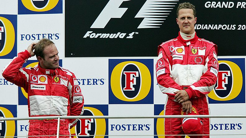 Rubens Barrichello (vas.) ja Michael Schumacher palkintopallilla vuonna 2005.