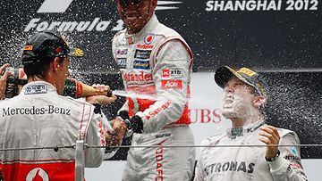 Nico Rosberg juhlii palkintopallilla Jenson Buttonin ja Lewis Hamiltonin kanssa 
