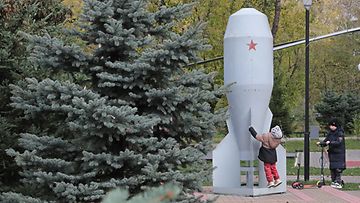 Lapset leikkivät Moskovassa monumentilla, joka on omistettu Neuvostoliiton ensimmäiselle massatuotetulle taktiselle ydinpommille RDS-4:lle, lempinimeltään Tatyanalle. 