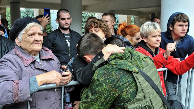Venäjän "osittaisessa liikekannallepanossa" värvätyt hyvästelivät omaisiaan ja ystäviään Bataiskissa, Venäjällä 26. syyskuuta.