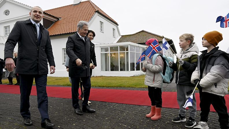 LK 10.10.2022 Presidentti Sauli Niinistö ja hänen puolisonsa Jenni Haukio tapasivat Islannissa muun muassa lapsia.