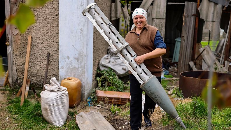 Nainen esitteli kuvaajalle ohjusta, jonka oli löytänyt puutarhastaan Ukrainan vapauttamassa Osokorivkan kylässä Hersonissa 25. lokakuuta.