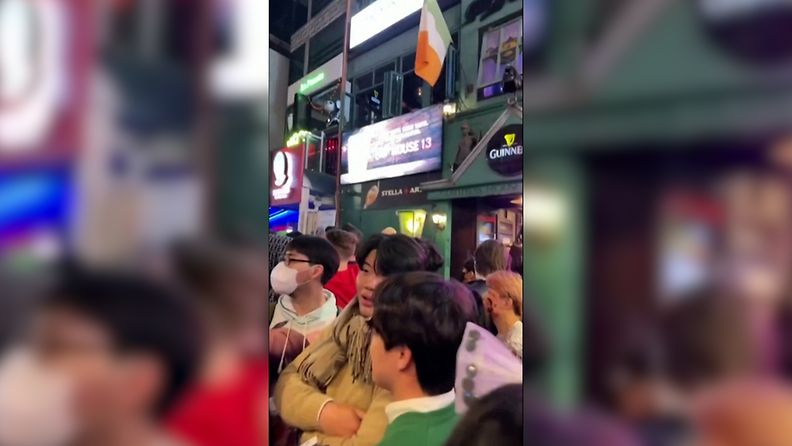 Sosiaalisen median videosta otettu kuvankaappaus näyttää juhlintaa Soulissa.