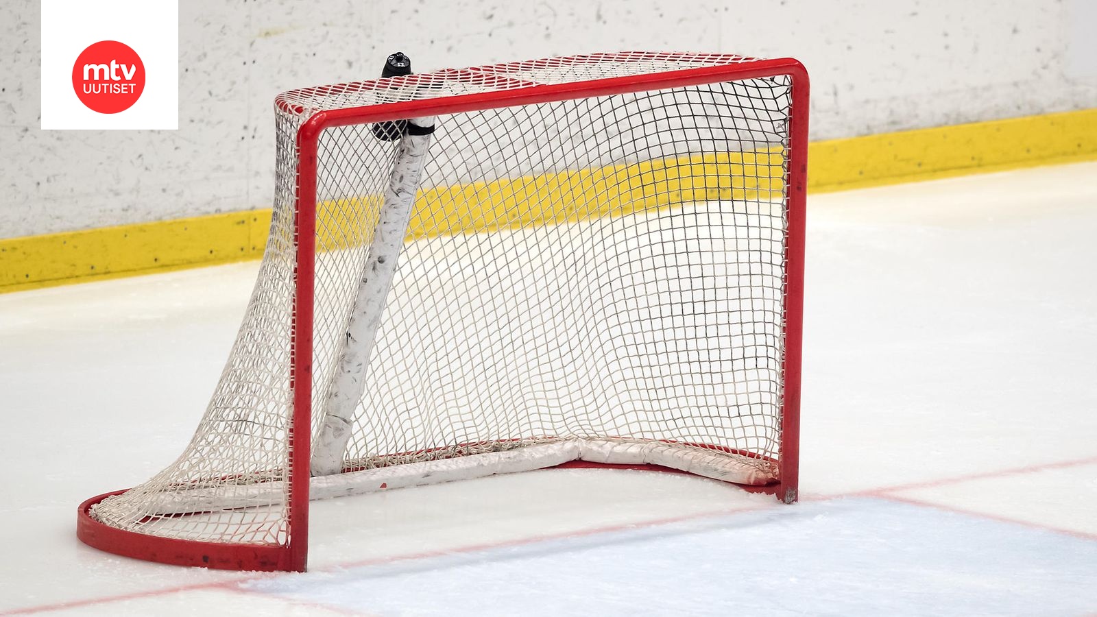 HockeyAllsvenskanissa yleisön joukosta heitettiin kentälle paukkupommi,  joka vei maalivahdilta hetkellisesti kuulon 