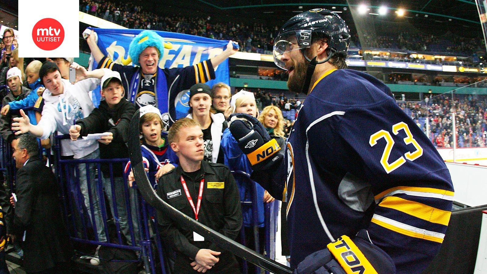 NHL Helsingissä 2011: Ville Leino pelasi Buffalo-kohusopimuksensa  avausottelun 