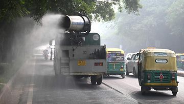 LK 4.11.2022 Savuntorjuntaruisku suihkutti vettä hillitäkseen ilmansaasteita paksun  savusumun keskellä New Delhissä 4.11.2022.