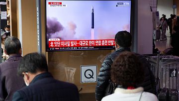 Ihmiset seurasivat Soulissa, Etelä-Koreassa uutisia Pohjois-Korean ohjuslaukaisusta 3. marraskuuta.